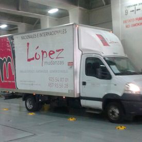 Mudanzas López camión de mudanza